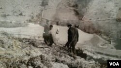 "Frontiers" underscores the reality of France as a nation of immigrants. This photo shows some of the Portuguese who arrived in postwar France for work by the tens of thousands, hiking across the Pyrenees in the 1960s. (L. Bryant/VOA)