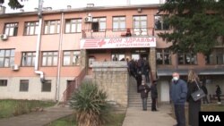 Srbi sa cenralnog Kosova stoje u redu ispred Doma zdravlja u Kuršumliji kako bi primili vakcinu protiv Kovida (Foto: VOA)