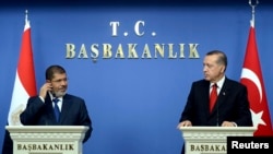 Turkey's Prime Minister Recep Tayyip Erdogan (R) and Egypt's President Mohamed Morsi are seen at a joint news conference in Ankara September 30, 2012.