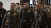 Tướng quân đội Thái Lan Manas Kongpan bị truy nã vì tội buôn người (giữa) ra trình diện tại trụ sở cảnh sát ở Bangkok, ngày 3/6/2015.