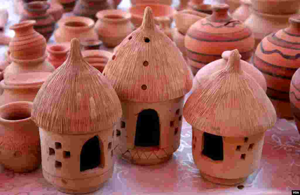 برکھا رت میں جھومتے تھر کے مخصوص اسٹائل کے کچے گھر، گھروندے جو سندھ کی پہچان ہیں۔ میلے میں دیکھئے مٹی سے بنے ان گھروں کے ماڈل