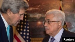 13일 요르단 암만에서 존 케리 미국 국무장관(왼쪽)과 마흐무드 압바스 팔레스타인자치정부 수반이 만났다.