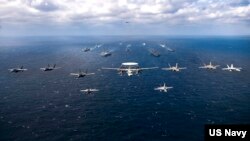 美国海军航空母舰卡尔文森与亚伯拉罕林肯号两艘航母率战斗群在台湾以东的菲律宾海与日本海上自卫队的舰艇举行联合演习。（2022年1月22日）