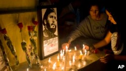 Des étudiants ont allumé des bougies autour d'une photographie de Fidel Castro, à La Havane, Cuba, le 26 novembre 2016. 