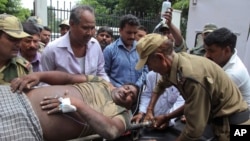 An Indian Border Security Force soldier injured in exchange of fire on the India Pakistan border is brought for treatment at the government medical college hospital in Jammu, India, July 15, 2015. 