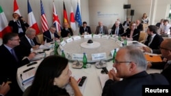 주요 7개국 내무장관들이 20일 이탈리아 이스키아 섬에서 열린 회의에 참석해 현안을 논의하고 있다.