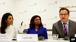Amal Clooney (l), legal counsel to Mohamed Nasheed, sits with his wife Laila Ali and and Jared Genser of Freedom Now, during a press conference, in London, Oct. 5, 2015.