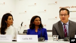 Amal Clooney (l), legal counsel to Mohamed Nasheed, sits with his wife Laila Ali and and Jared Genser of Freedom Now, during a press conference, in London, Oct. 5, 2015.
