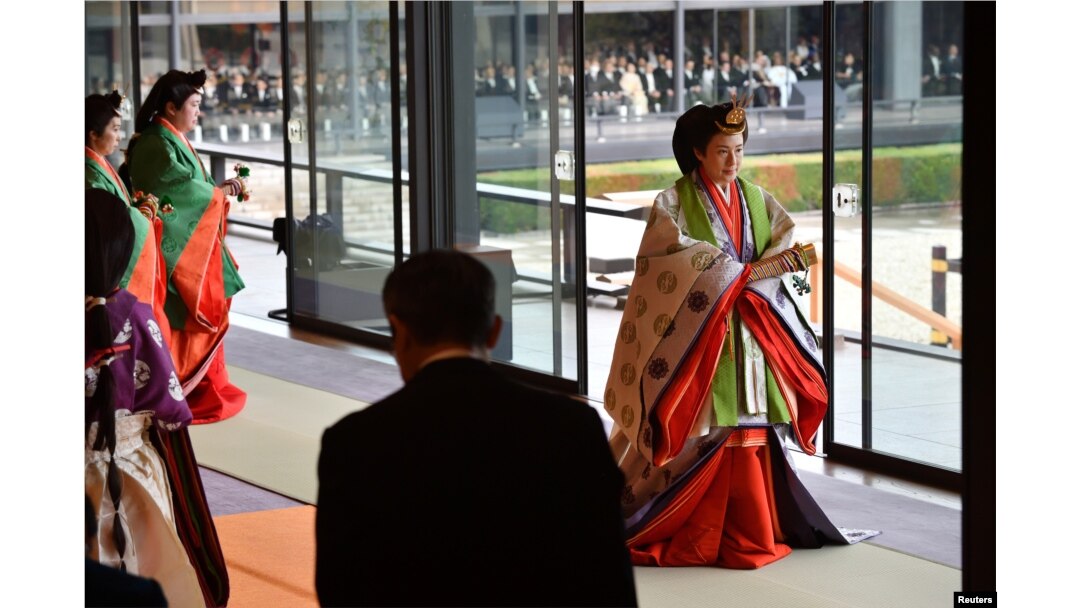 2019年10月22日日本皇后雅子在皇宫举行日本天皇登基典礼结束时离开。