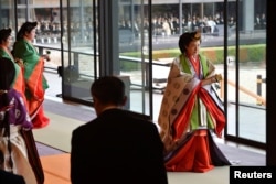 2019年10月22日日本皇后雅子在皇宫举行日本天皇登基典礼结束时离开。