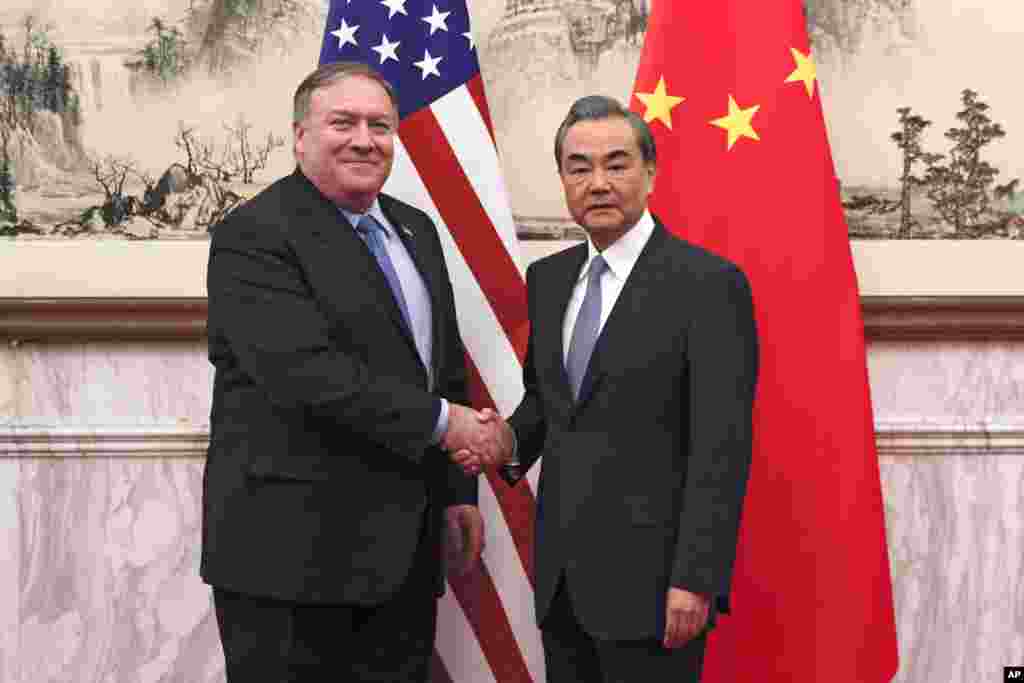 마이크 폼페오 미 국무장관과 왕이 중국 외교담당 국무위원 겸 외교부장이 베이징 댜오위타이 영빈관에서 만나 악수하고 있다.&nbsp;미국 국무부는 마이크 폼페오 국무장관이 중국을 방문해 북한의 최종적이고 완전하게 검증된 비핵화 달성에 대한 공동의 결의를 재확인했다고 밝혔다.&nbsp;