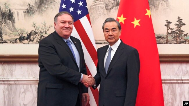 2018年10月8日中国外交部长王毅在北京钓鱼台国宾馆会见到访的美国国务卿蓬佩奥