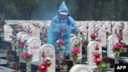 2020年12月8日扫墓者在越南广顺省越南战争陵墓烧香
