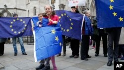 2016年10月13日，支持英国留在欧盟的人士在伦敦高法听证第一天院外高举欧盟旗帜表达诉求。