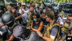 Martine Moise (mitan), madanm defen Prezidan Jovenel Moise, rive nan tribinal pou l reponn kesyon jij la sou dosye asasina mari li, 6 Okt. 2021.
