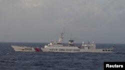 资料照- 图为日本海岸警卫队2015年拍摄的中国31239号海警船在东中国的尖阁诸岛（中国成为钓鱼岛）附近游弋。照片来自日本海岸警卫队。