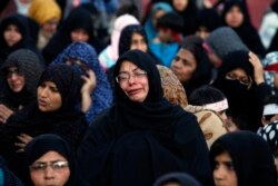 Seorang wanita Muslim Syiah menangis selama protes terhadap serangan bom di daerah Muslim Syiah Quetta, di Lahore 17 Februari 2013. (Foto: REUTERS/Mohsin Raza)