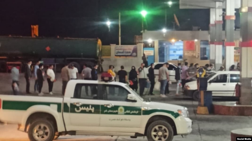 مردم در صف بنزین، با حضور نیروی انتظامی. برگرفته از شبکه‌های اجتماعی