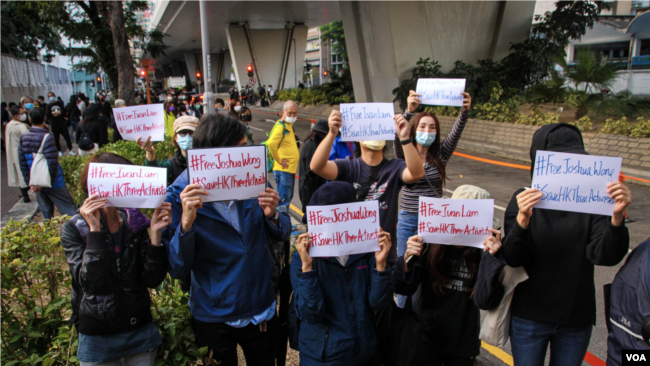 Mbështetësit pro-demokracisë përballë godinës së gjykatës në Hong Kong