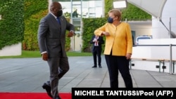 La chancelière allemande Angela Merkel accueille le président de la République démocratique du Congo, Felix Tshisekedi, à Berlin, le 27 août 2021.