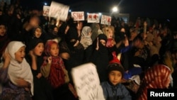 Shi'ite Muslims take part in a protest against Saturday's bomb attack, in Quetta, Pakistan, February 18, 2013.