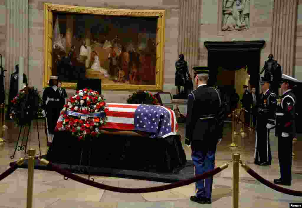 La Rotonda es despejada de espectadores públicos y el ataúd del expresidente George H.W. Bush es retirado del Capitolio en Washington para ser llevado a la Catedral Nacional para un funeral de estado, el 5 de diciembre de 2018.