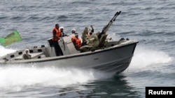 تصویر آرشیوی - مقامات آمریکایی می گویند قایق های کوچک نیز در مانور دریایی ایران شرکت دارند