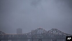 热带风暴“李”9月2日在新奥尔良市黑云压城