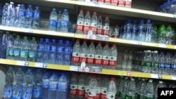 Jajaran air minum kemasan botol di sebuah supermarket di Beijing. (Foto:dok)