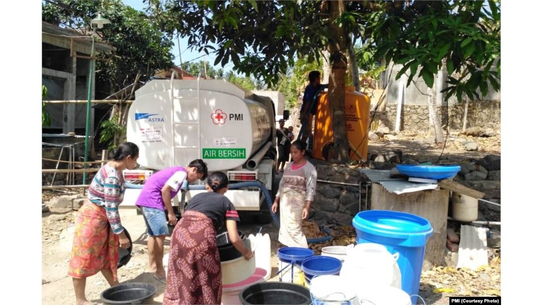 Program penyaluran air bersih oleh PMI bagi korban gempa Lombok. (Foto: PMI)