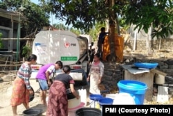 Program penyaluran air bersih oleh PMI bagi korban gempa Lombok. (Foto: PMI)