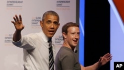 El presidente Obama participó en una discusión con el fundador de Facebook, Mark Zuckerberg, en la Cumbre Global Empresarial.