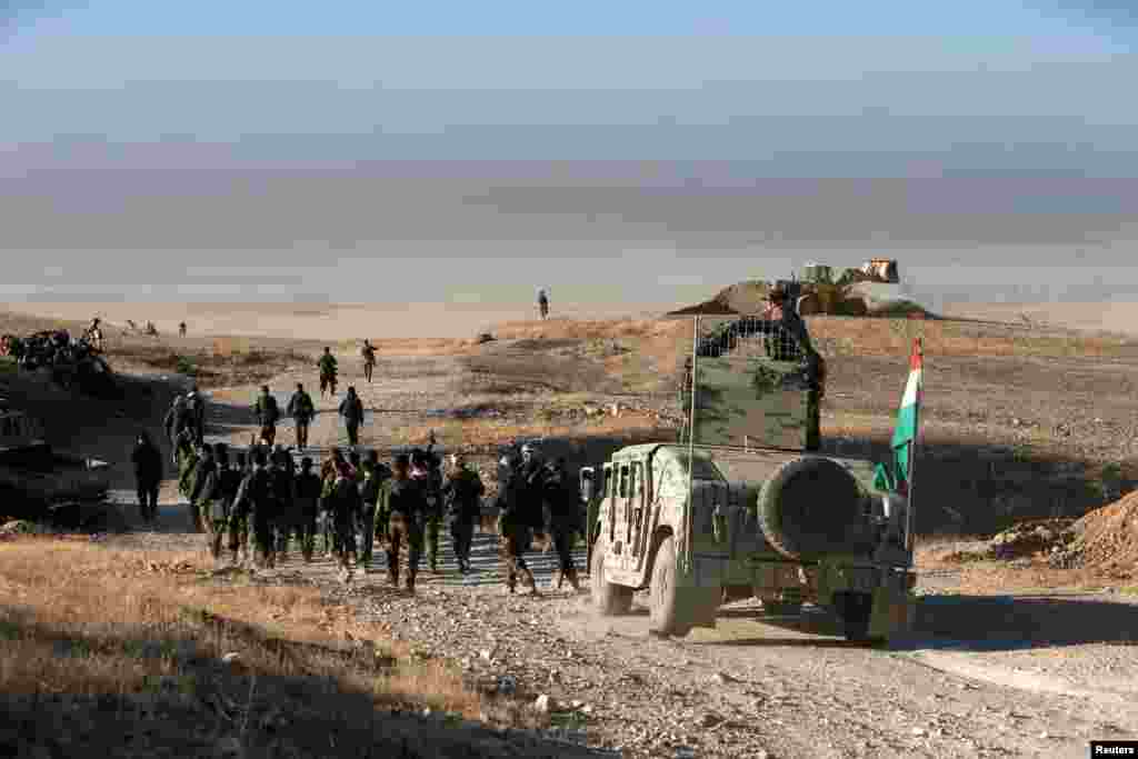 Pasukan Peshmerga Kurdi bergerak maju di bagian timur Mosul untuk menyerang militan Negara Islam (ISIS) di Mosul, Irak (17/10). (Reuters/Azad Lashkari)