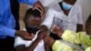Seorang anak meringis saat menerima vaksin COVID-19 di Diepsloot Township dekat Johannesburg, 21 Oktober 2021.(Foto: AP)