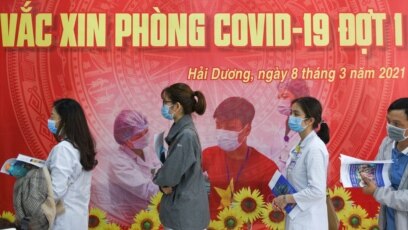 Các nhân viên y tế chờ tiêm vaccine tại một địa Bệnh viện Các bệnh Nhiệt đới ở Hải Dương hôm 8/3. WHO cho biết đang xem xét đề nghị của một nhà sản xuất vaccine của Việt Nam để được chuyển gia công nghệ mRNA hiện đang được dùng để tạo ra vaccine Pfizer..