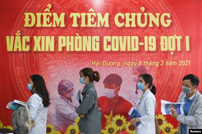 Việt Nam tiêm ngừa Covid-19 cho các nhân viên y tế hồi giữa tháng 5.