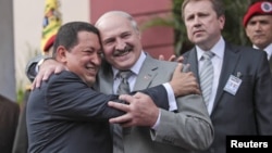 Los presidentes de Venezuela, Hugo Chávez, y Bielorrusia, Alexander Lukashenko, se abrazan en el palacio Miraflores de la capital venezolana.
