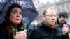 星期四巴黎人手举铅笔和钢笔站在严寒的雨中悼念《查理周刊》屠杀案的遇难者