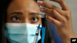 美國羅德島一名護士正在準備一隻莫德納新冠疫苗。
