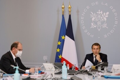 Presiden Perancis Emmanuel Macron (kanan) bersama Perdana Menteri Perancis Jean Castex (kiri) selama konferensi virtual dengan perwakilan dunia olahraga di Istana Elysee di Paris, Perancis, 17 November 2020,