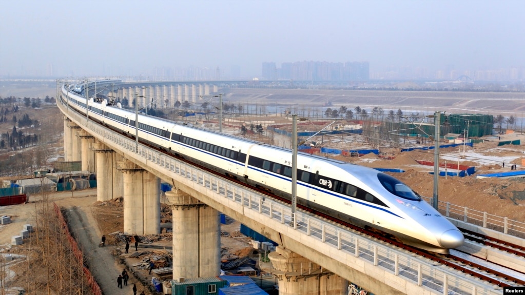 资料照：从北京开往广州的高铁行驶在永定河桥上。(photo:VOA)