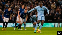 Le joueur de Manchester Yaya Touré lors d'un match en Angleterre, le 6 décembre 2014.