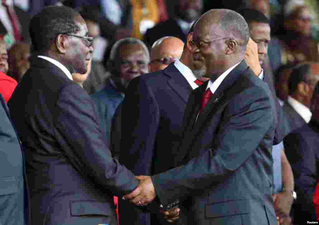 Le nouveau président de la Tanzanie John Pombe Magufuli (centre-droite) salue son homologue Robert Mugabe du Zimbabwe (gauche) au cours de la cérémonie de la prestation de serment au stade Uhuru à Dar es Salam, 5 novembre 2015. REUTERS/Emmanuel Herman
