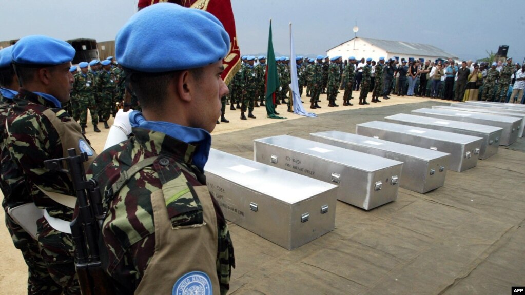Des cercueils en feuilles contenant les restes de neuf soldats de l'ONU, tous originaires du Bangladesh, tués dans une embuscade tendue au nord-est du Congo, à la piste de Bunia, RDC, 26 février 2005.
