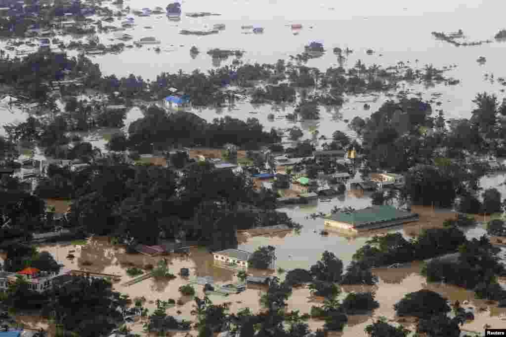 Pemandangan dari udara sebuah desa yang banjir di Kalay, kawasan Sagaing, 2 Agustus 2015.