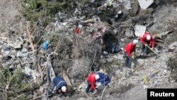 Tim SAR Perancis memeriksa sisa-sisa pesawat Airbus A320 di lokasi kecelakaan dekat pegunungan Alpen Seyne, Perancis, 29 Maret 2015. 