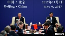 美国总统川普和中国国家主席习近平在北京人大会堂与商业领袖见面。 (2017年11月9日)