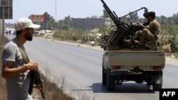 Les forces de sécurité libyennes patrouillent près du site d'une attaque contre un poste de contrôle dans la ville de Zliten, à 170 km à l'est de la capitale Tripoli, le 23 août 2018.