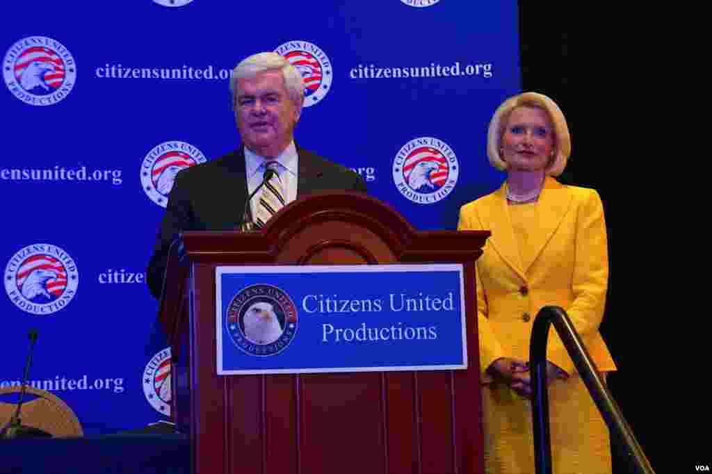 前共和党总统候选人金里奇(Newt Gingrich)和夫人在大会一个影展前演说.(美国之音方方拍摄)