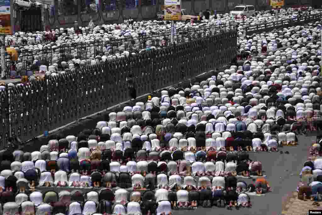 Protesters opposing Yemen's former President Ali Abdullah Saleh perform the weekly Friday prayers during a rally to demand that he be put on trial, in Sana'a.